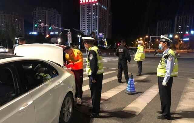 冲撞民警闯卡、购买无手续车辆、冒用他人牌照……牟平夜查，不抓你抓谁
