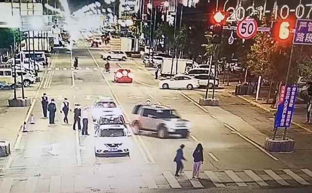 冲撞民警闯卡、购买无手续车辆、冒用他人牌照……牟平夜查，不抓你抓谁