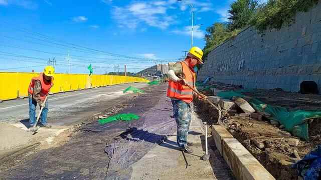芝罘区德润快速路导改工程首段道路完成混凝土浇筑