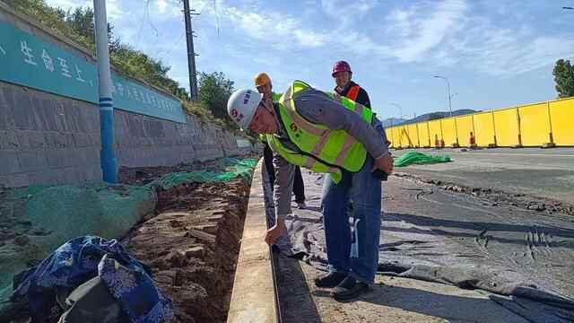 芝罘区德润快速路导改工程首段道路完成混凝土浇筑