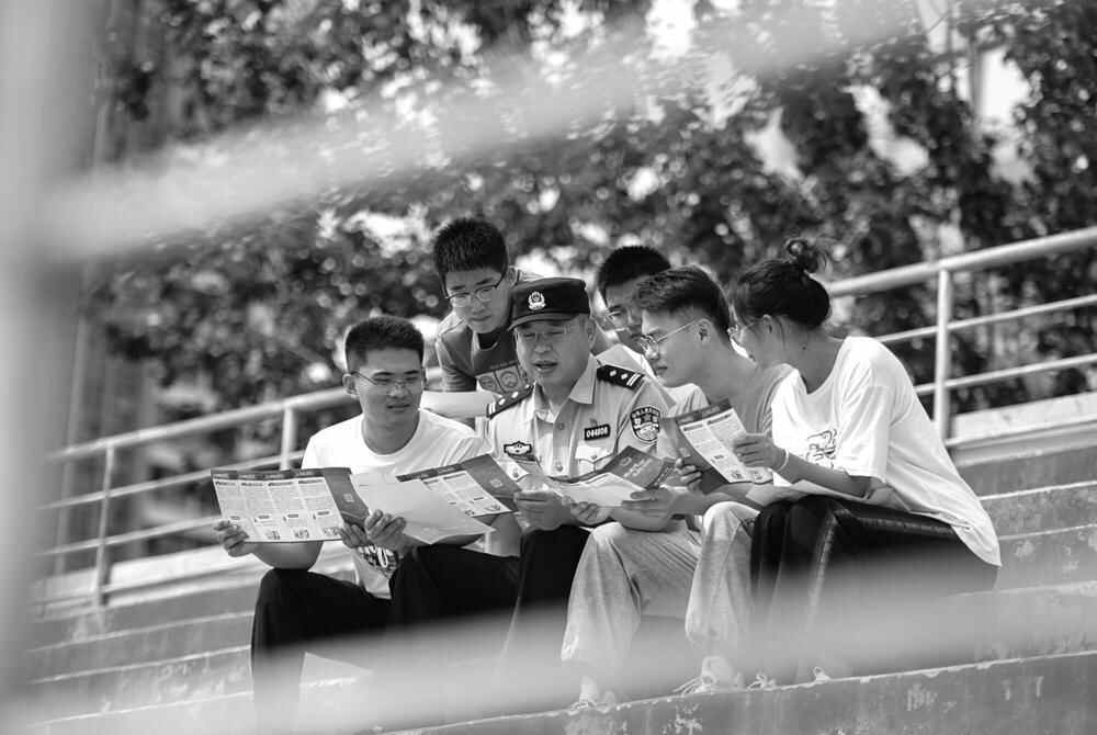 莱山区搭建新平台提升服务“高质量”深耕民意推进警民“大和谐”——用平安筑牢群众...