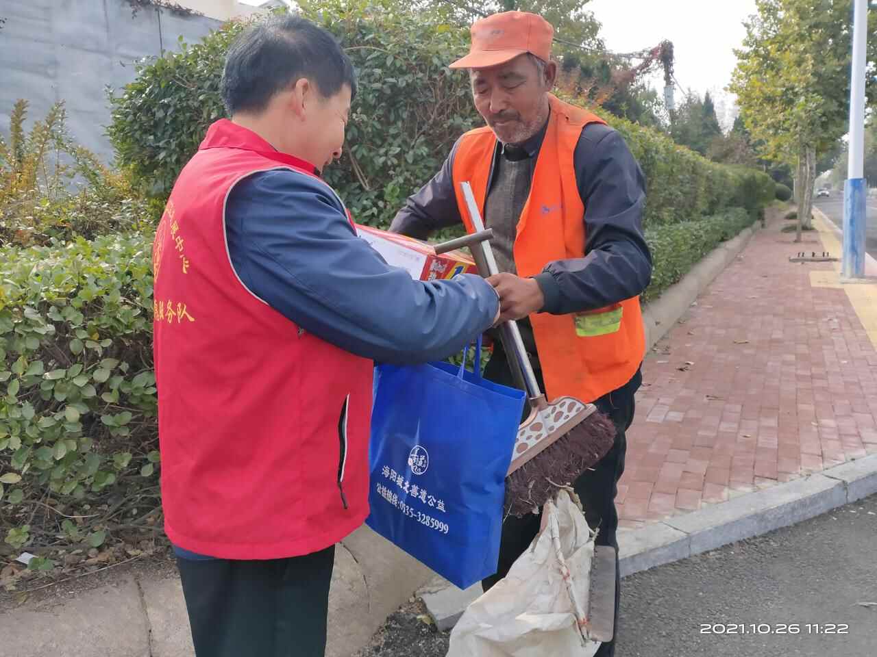 环卫工人节组图 | 海阳市城北善道公益志愿者致敬“城市美容师”