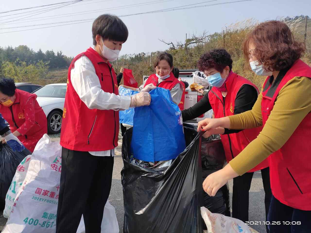 环卫工人节组图 | 海阳市城北善道公益志愿者致敬“城市美容师”