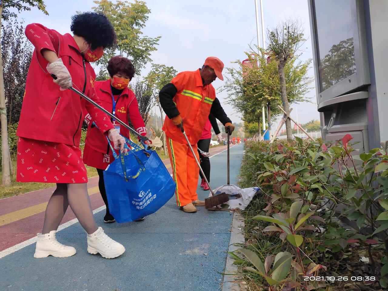 环卫工人节组图 | 海阳市城北善道公益志愿者致敬“城市美容师”