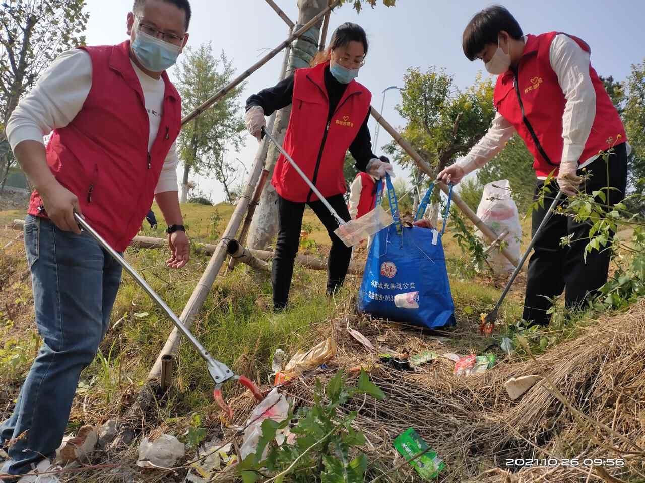 环卫工人节组图 | 海阳市城北善道公益志愿者致敬“城市美容师”