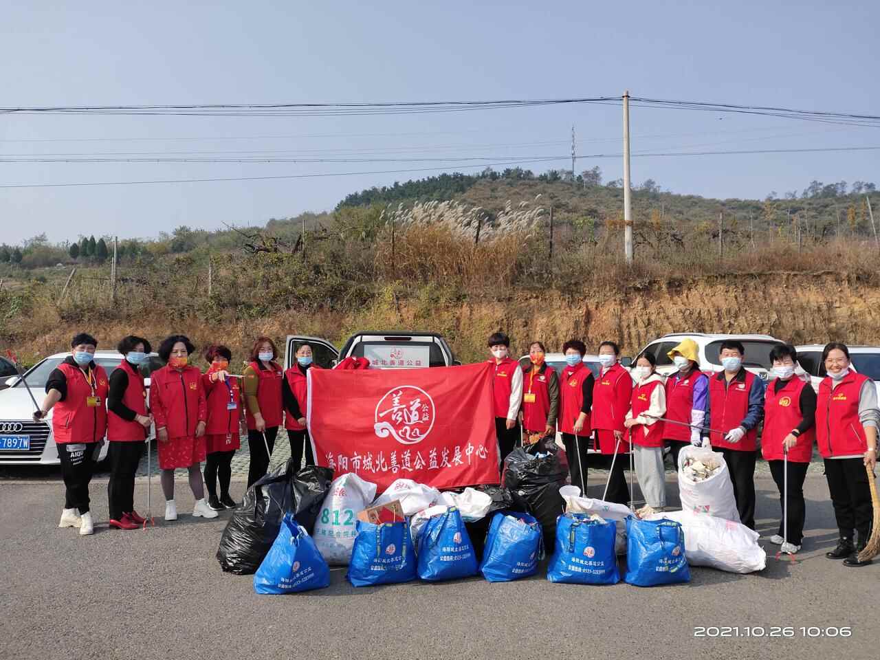 环卫工人节组图 | 海阳市城北善道公益志愿者致敬“城市美容师”