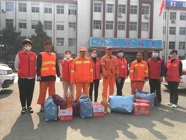 环卫工人节组图 | 海阳市城北善道公益志愿者致敬“城市美容师”