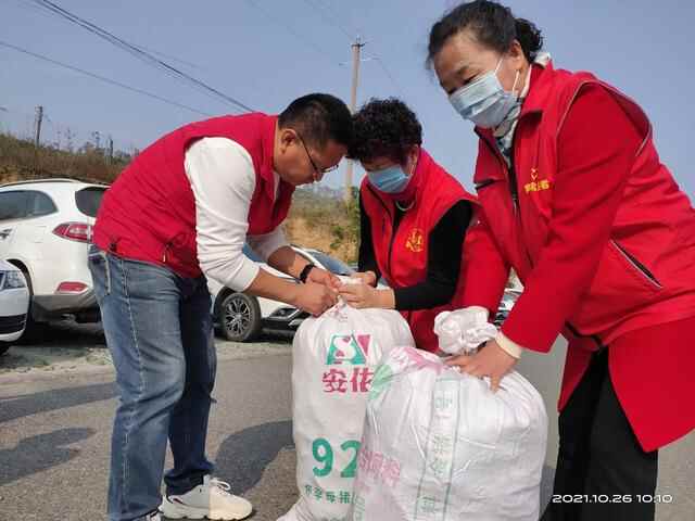 环卫工人节组图 | 海阳市城北善道公益志愿者致敬“城市美容师”