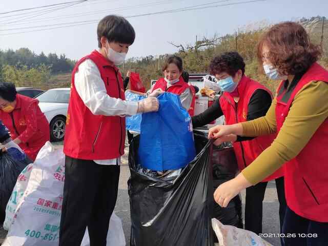 环卫工人节组图 | 海阳市城北善道公益志愿者致敬“城市美容师”