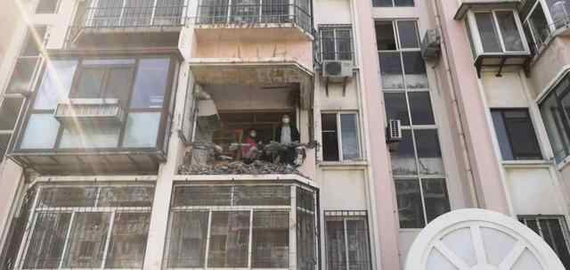 这种行为坚决禁止！芝罘区凤凰台街道依法叫停新建违建、阳台外探