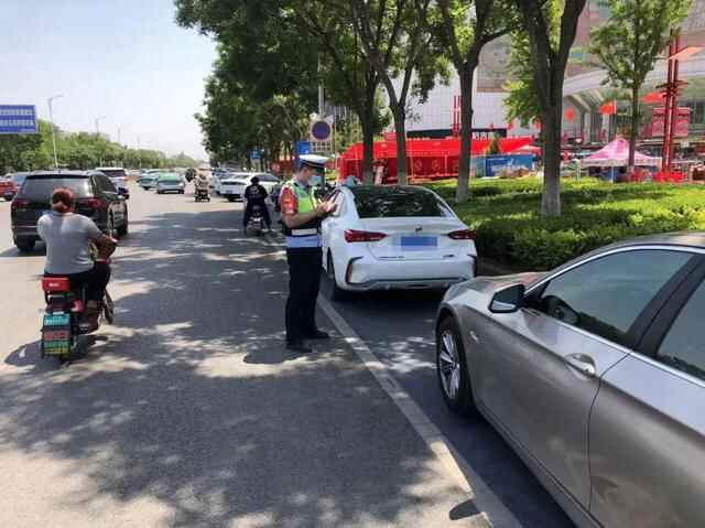 助力创城，还路于民！莱阳交警持续开展“违停”整治行动