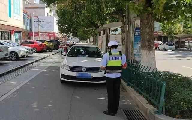 助力创城，还路于民！莱阳交警持续开展“违停”整治行动