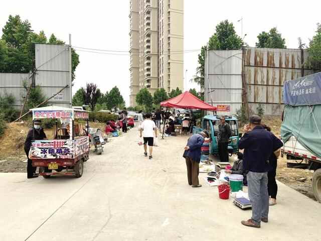 莱山区金堡路市场路边摊占道经营