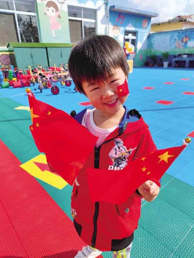 观看红色电影 绘制手抄报 | 莱山街道国庆氛围“别样浓”