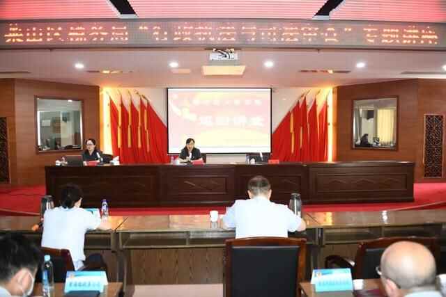 莱山**“请进来与走出去”相结合开展普法宣传