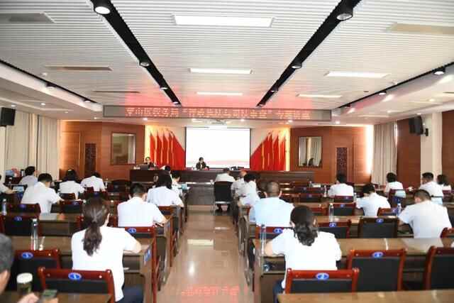 莱山**“请进来与走出去”相结合开展普法宣传