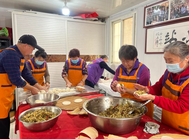 芝罘区爱心小厨免费为环卫工送热乎饭