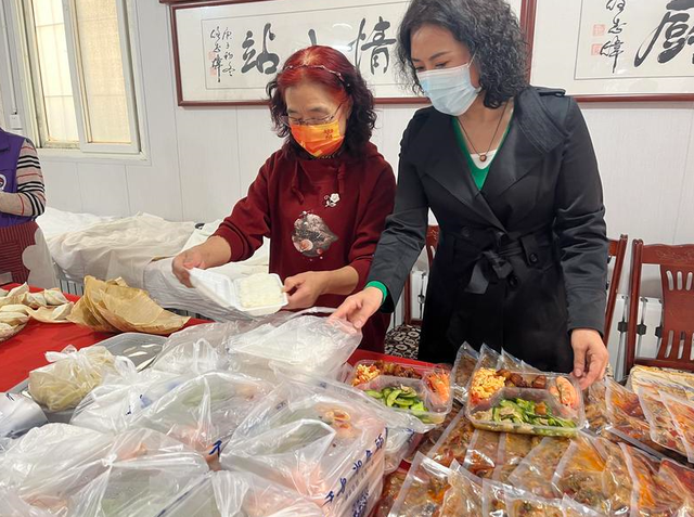 芝罘区爱心小厨免费为环卫工送热乎饭
