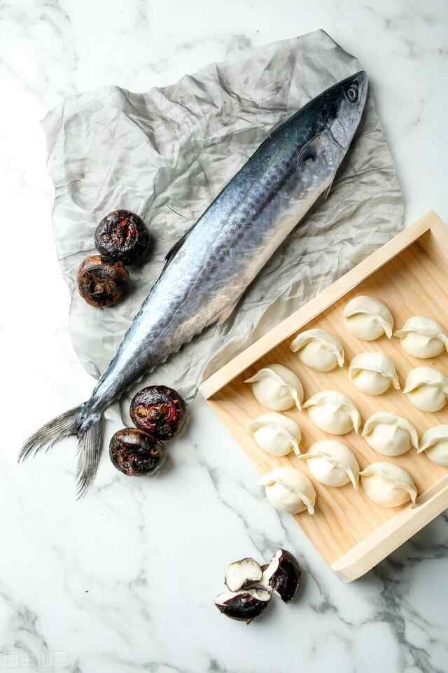 在长岛，有一种吃海鲜叫“盘子不够，脸盆来凑”