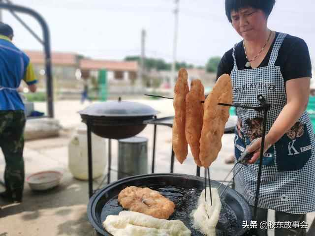 胶东家常美食：夏日炎炎，看蓬莱农村买卖面鱼的热闹场面