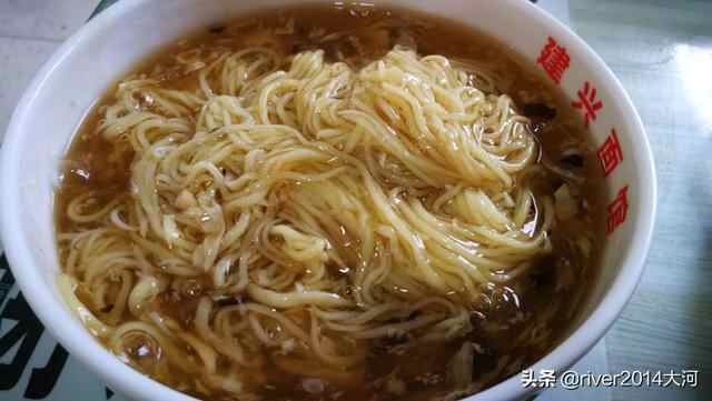 山东蓬莱特色小吃，吃一碗鱼卤面只要4块钱
