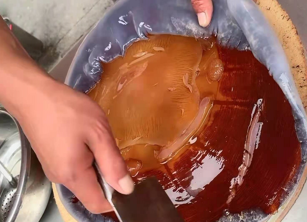 大叔街头卖小吃，15一碗，透心凉爽，为啥很多人却不敢吃？