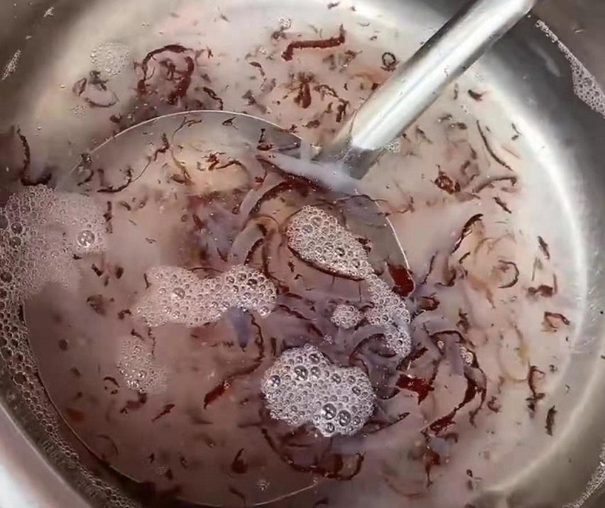 大叔街头卖小吃，15一碗，透心凉爽，为啥很多人却不敢吃？