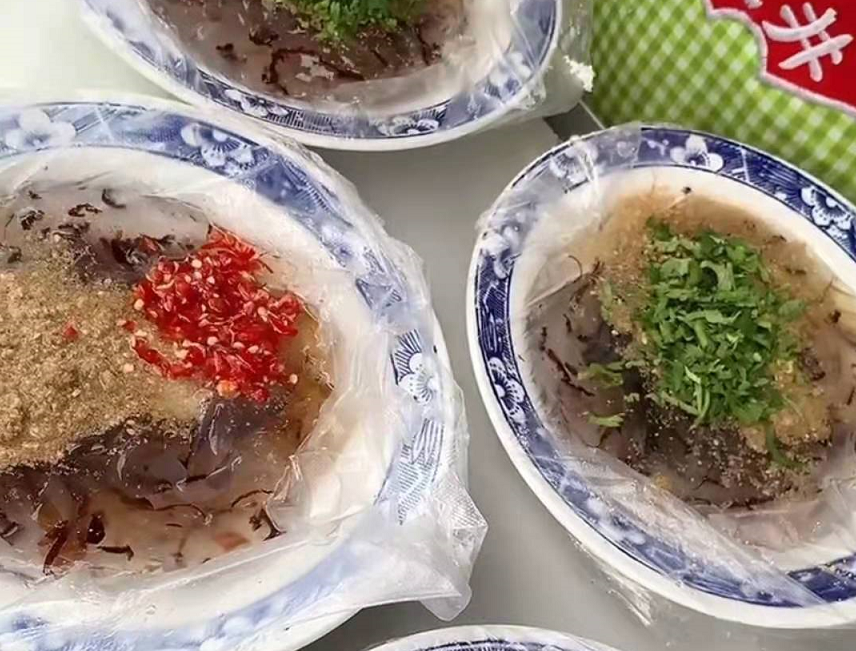 大叔街头卖小吃，15一碗，透心凉爽，为啥很多人却不敢吃？