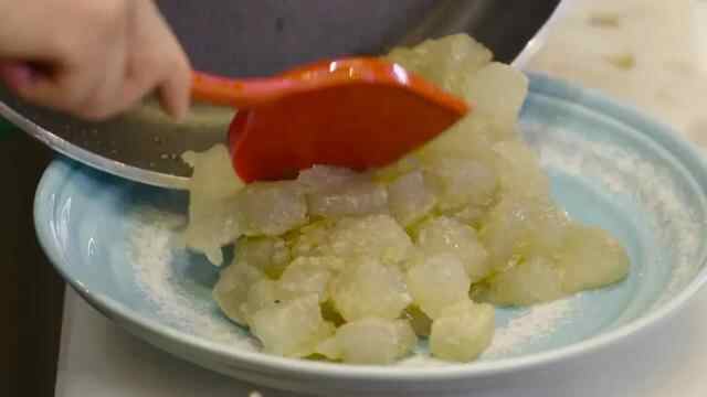 鲜美不油腻，海鲜焖子、海肠饺子、鱼锅片片，来烟台必吃的海鲜主食