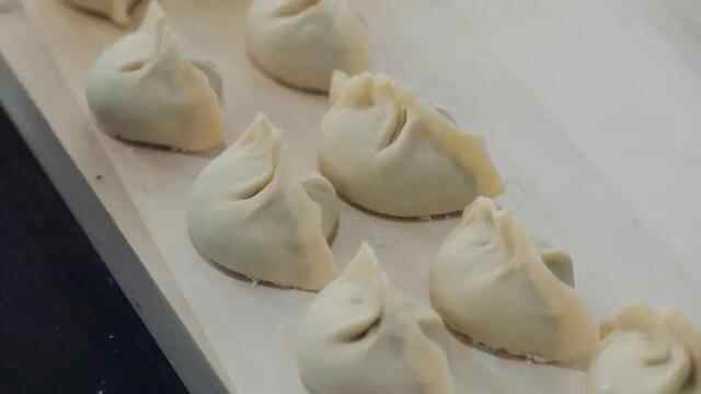鲜美不油腻，海鲜焖子、海肠饺子、鱼锅片片，来烟台必吃的海鲜主食