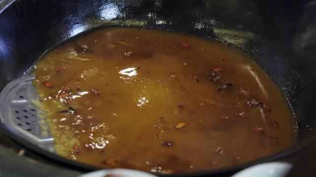 鲜美不油腻，海鲜焖子、海肠饺子、鱼锅片片，来烟台必吃的海鲜主食