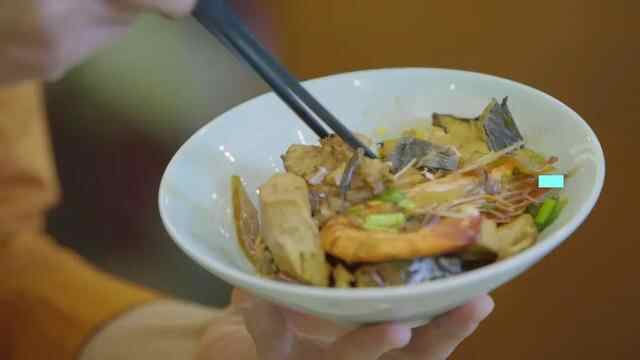 鲜美不油腻，海鲜焖子、海肠饺子、鱼锅片片，来烟台必吃的海鲜主食