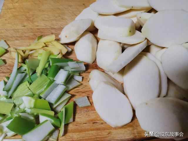 组图：去年秋天储藏的芋头拿出来，做一顿莱阳家常美食