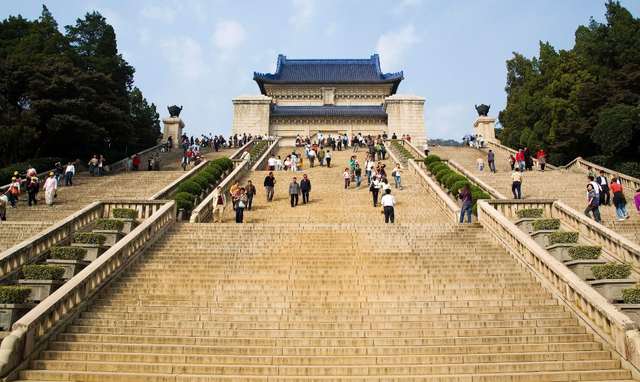 这座城市被称为“六朝古都”，藏着风景如画的栖霞山，美食汇聚