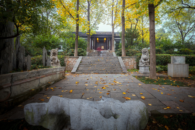 这座城市被称为“六朝古都”，藏着风景如画的栖霞山，美食汇聚