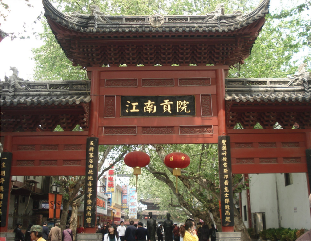 这座城市被称为“六朝古都”，藏着风景如画的栖霞山，美食汇聚