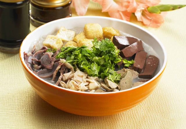 这座城市被称为“六朝古都”，藏着风景如画的栖霞山，美食汇聚