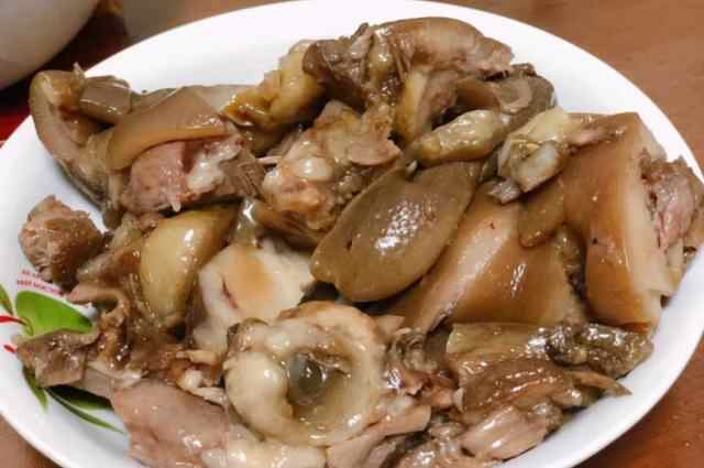 南京这家位置偏僻的猪头肉，原来用柴火炖改用煤气，味道依然抗打