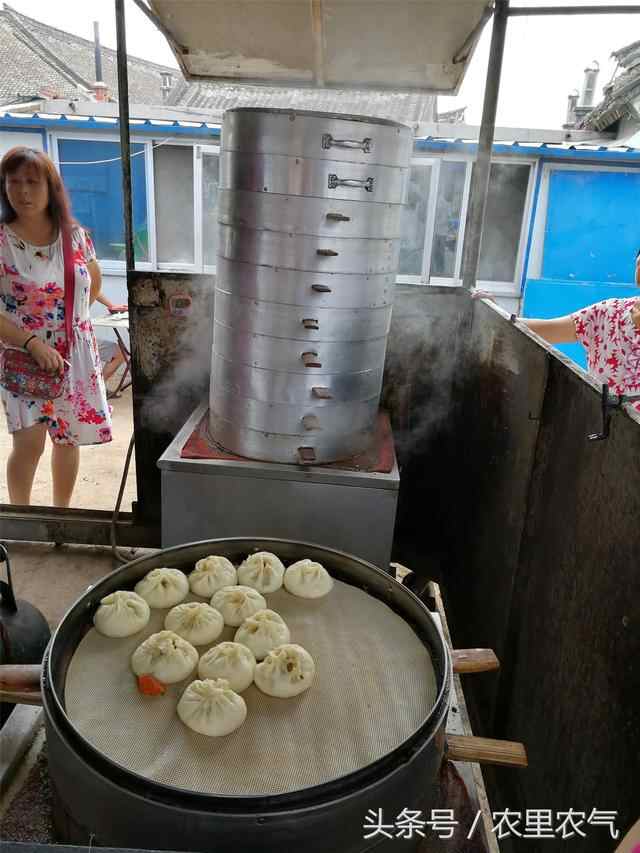 子承父业，农村小伙子街头做美食，一元一个，人们疯抢！