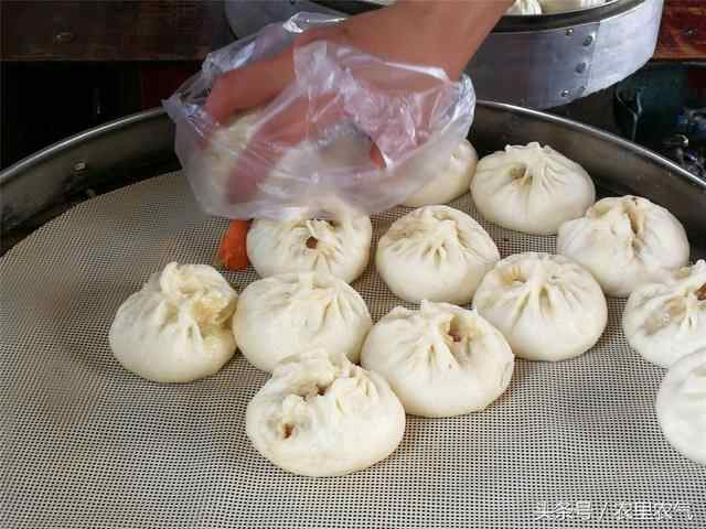 子承父业，农村小伙子街头做美食，一元一个，人们疯抢！