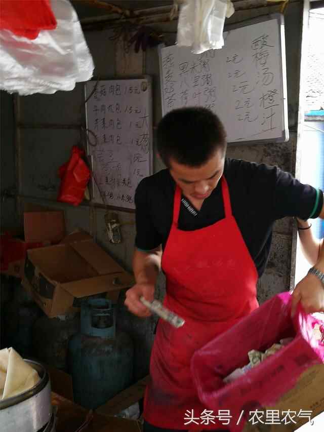 子承父业，农村小伙子街头做美食，一元一个，人们疯抢！