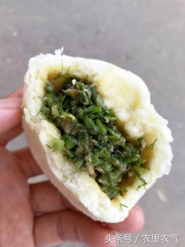 子承父业，农村小伙子街头做美食，一元一个，人们疯抢！