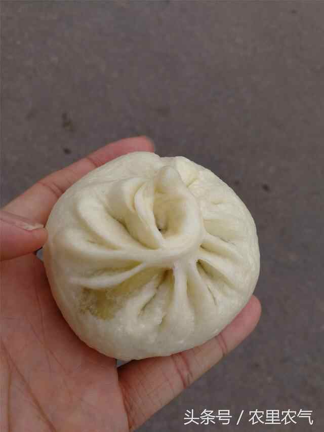 子承父业，农村小伙子街头做美食，一元一个，人们疯抢！