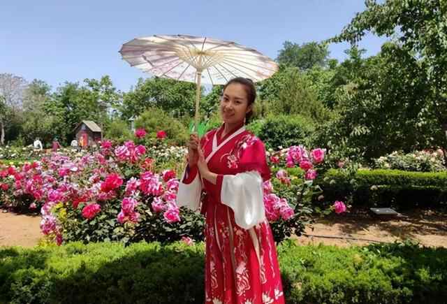 笑脸配月季，花美人也美。相约山东莱州中华月季园游玩吧