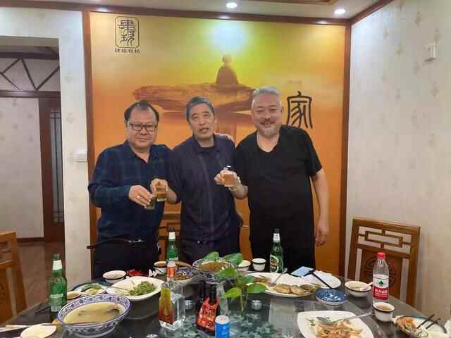 三位收藏大咖相聚于潍坊华兴艺术品拍卖公司午餐会上