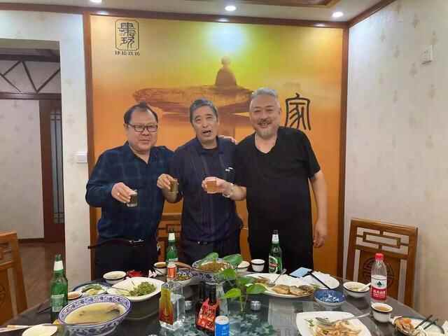 三位收藏大咖相聚于潍坊华兴艺术品拍卖公司午餐会上