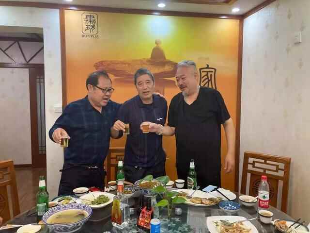三位收藏大咖相聚于潍坊华兴艺术品拍卖公司午餐会上
