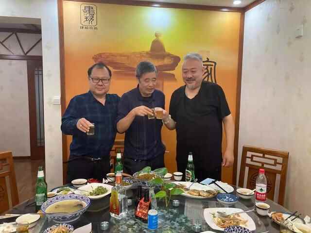 三位收藏大咖相聚于潍坊华兴艺术品拍卖公司午餐会上