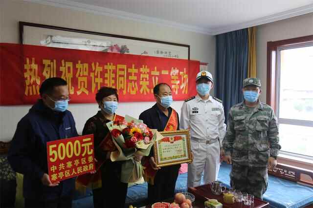 山东潍坊：两名军人荣立二等功 军地领导喜报送家中