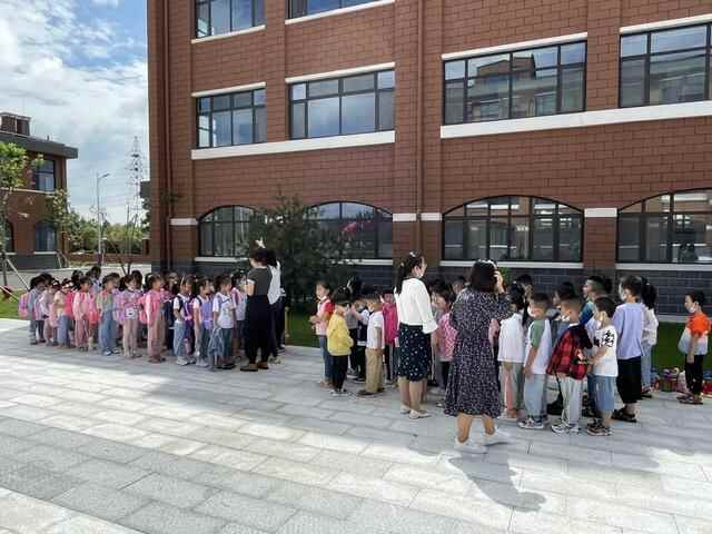 希望之托，南苑启航！安丘市南苑小学2021级新生开学第一天